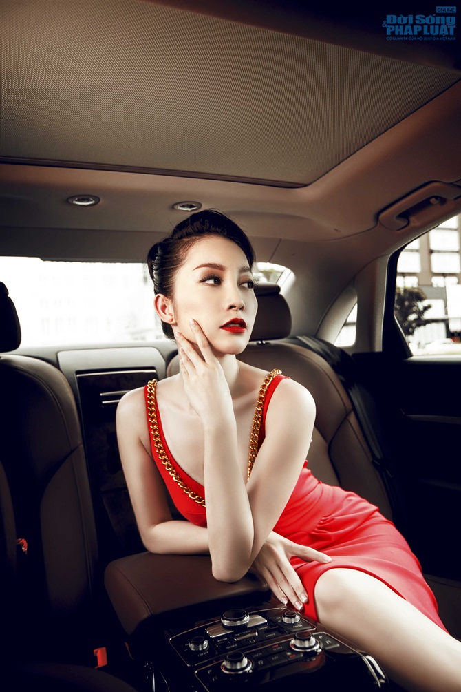 Linh Nga thả dáng bên xế hộp bạc tỷ