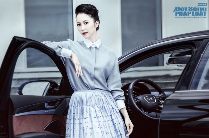 Linh Nga thả dáng bên xế hộp bạc tỷ