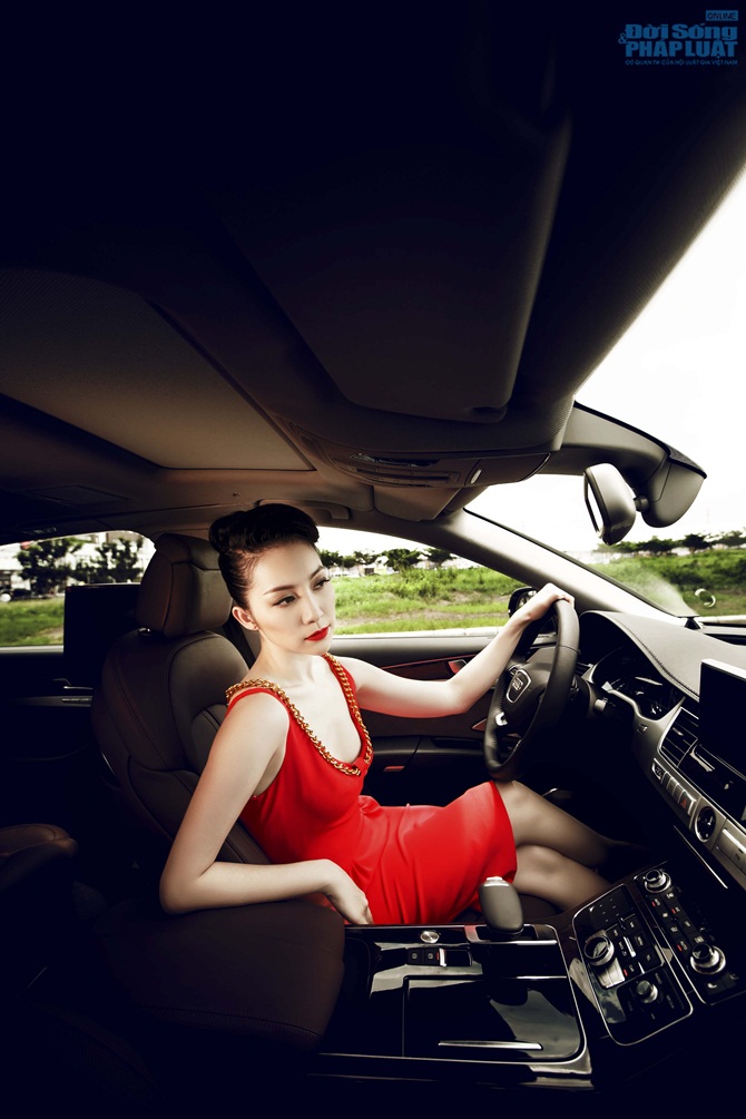 Linh Nga thả dáng bên xế hộp bạc tỷ