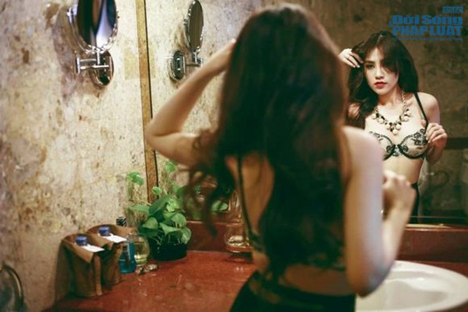 Nóng rực với loạt ảnh quản lý cũ Bà Tưng diện nội y, tất rách Nóng rực với loạt ảnh quản lý cũ Bà Tưng diện nội y, tất rách