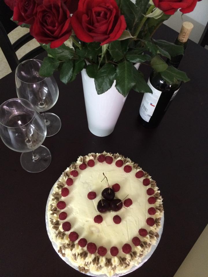 Dương Mỹ Linh tự tay làm bánh kem tặng sinh nhật Bằng Kiều