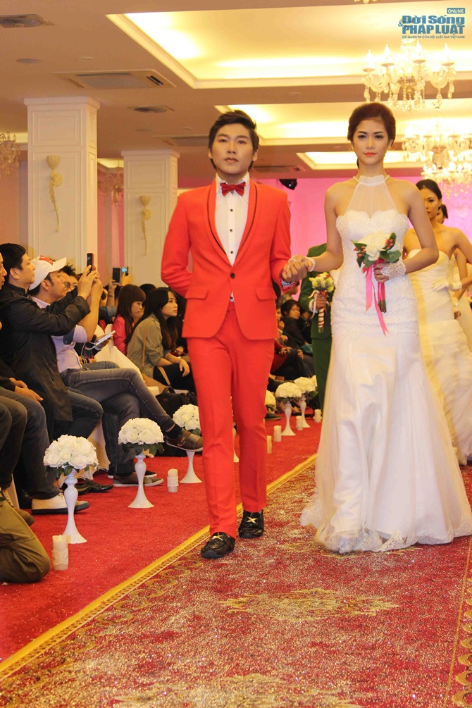 Lộ ảnh cưới của người đẹp vứt danh hiệu vào xe rác với Sơn Paris