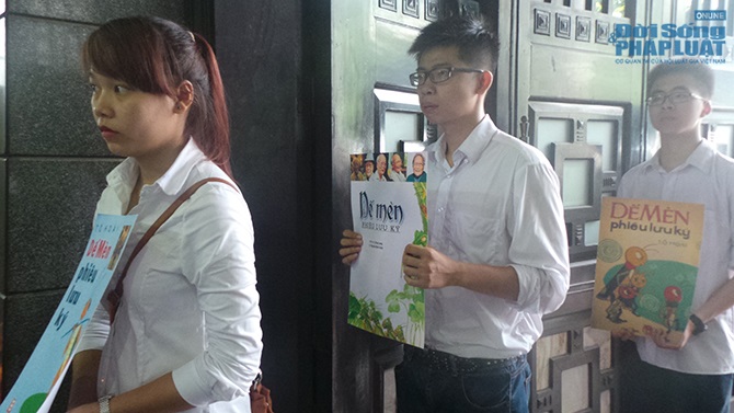 Vợ nhà văn Tô Hoài nghẹn ngào tiễn đưa chồng lần cuối 