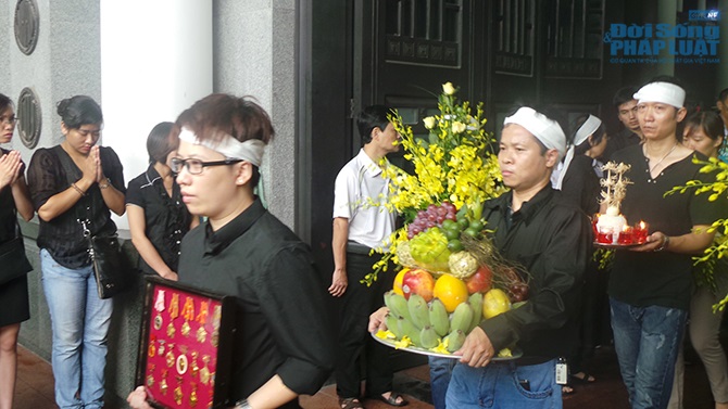 Vợ nhà văn Tô Hoài nghẹn ngào tiễn đưa chồng lần cuối 