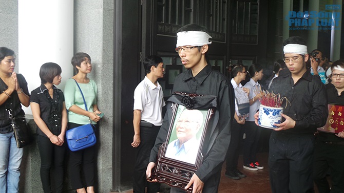 Vợ nhà văn Tô Hoài nghẹn ngào tiễn đưa chồng lần cuối 