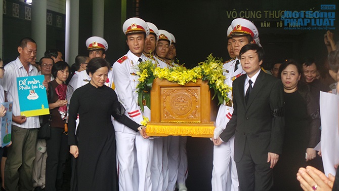 Vợ nhà văn Tô Hoài nghẹn ngào tiễn đưa chồng lần cuối 