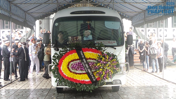 Vợ nhà văn Tô Hoài nghẹn ngào tiễn đưa chồng lần cuối 