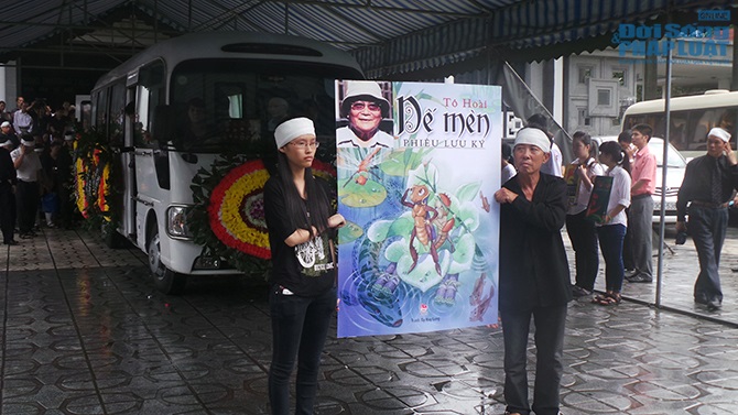Vợ nhà văn Tô Hoài nghẹn ngào tiễn đưa chồng lần cuối 