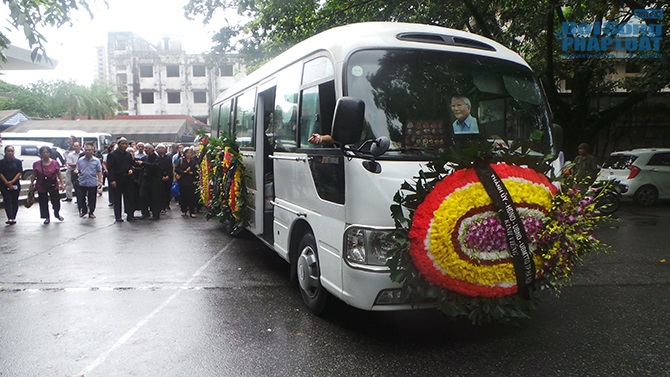 Vợ nhà văn Tô Hoài nghẹn ngào tiễn đưa chồng lần cuối 
