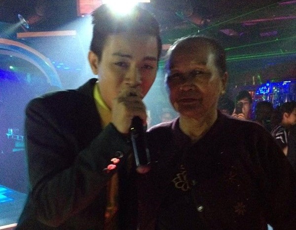 Cụ bà 70 tuổi vào bar xem Hoài Lâm biểu diễn