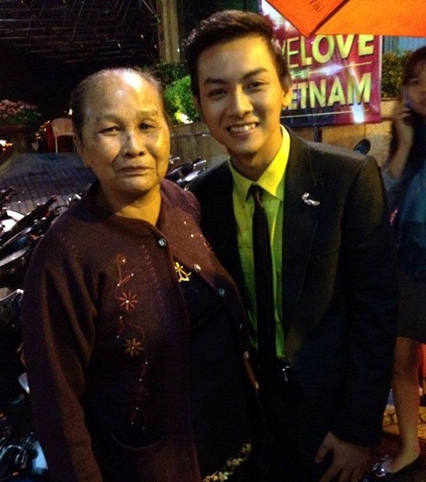 Cụ bà 70 tuổi vào bar xem Hoài Lâm biểu diễn