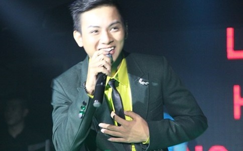 Cụ bà 70 tuổi vào bar xem Hoài Lâm biểu diễn