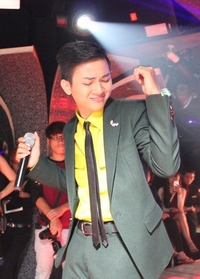 Cụ bà 70 tuổi vào bar xem Hoài Lâm biểu diễn