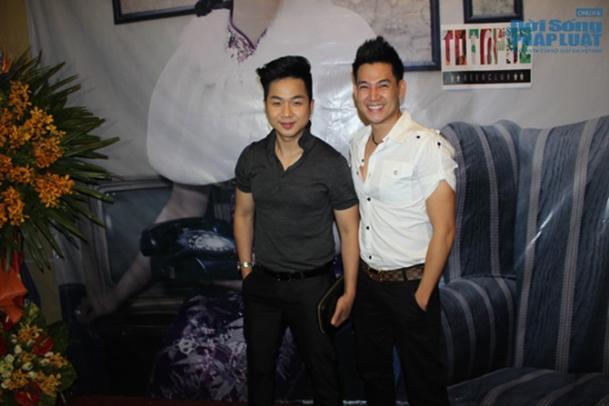 Lâm Chi Khanh tổ chức sinh nhật hoành tráng bên bạn bè