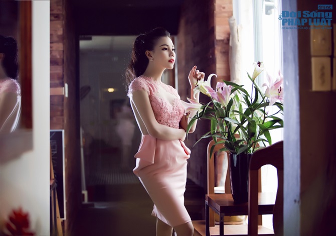 Trà Ngọc Hằng đẹp mong manh với váy áo kín đáo