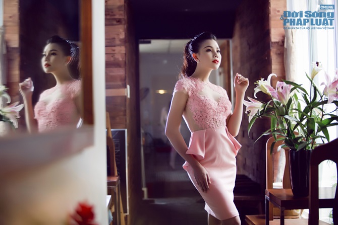 Trà Ngọc Hằng đẹp mong manh với váy áo kín đáo