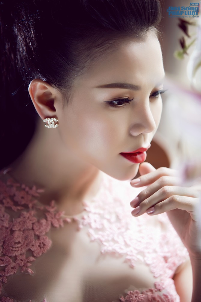 Trà Ngọc Hằng đẹp mong manh với váy áo kín đáo