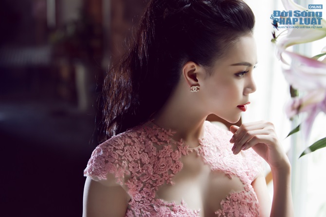 Trà Ngọc Hằng đẹp mong manh với váy áo kín đáo