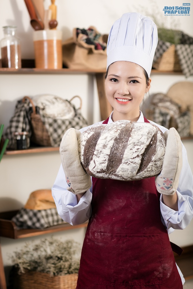 Hoa hậu Trần Thị Quỳnh tất bật làm 