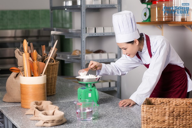 Hoa hậu Trần Thị Quỳnh tất bật làm 