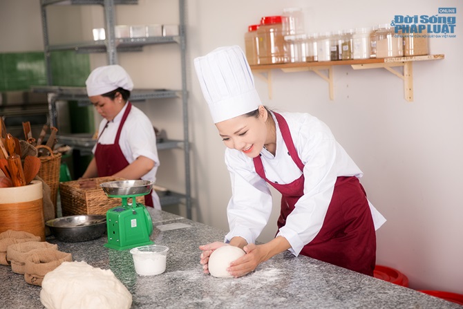 Hoa hậu Trần Thị Quỳnh tất bật làm 