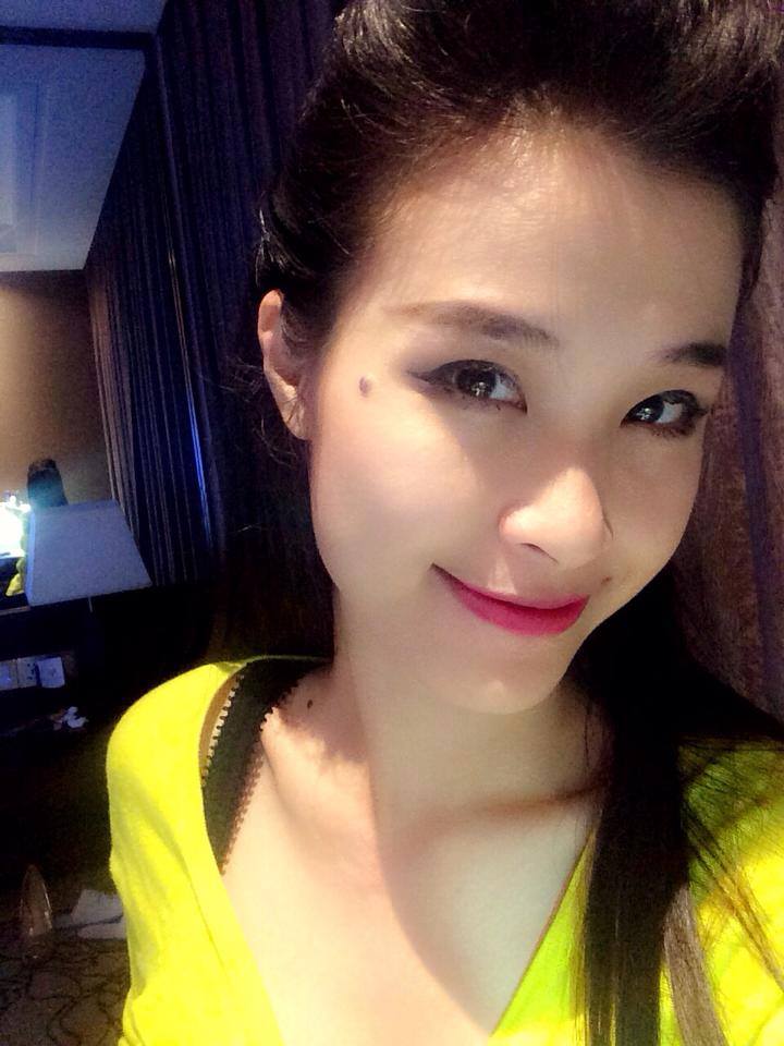 Hà Hồ - Cường Đô-la thoải mái ăn khuya Hà Hồ - Cường Đô-la thoải mái ăn khuya