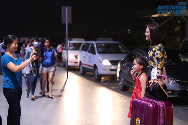 Vân Trang thanh lịch, sang trọng ở sân bay