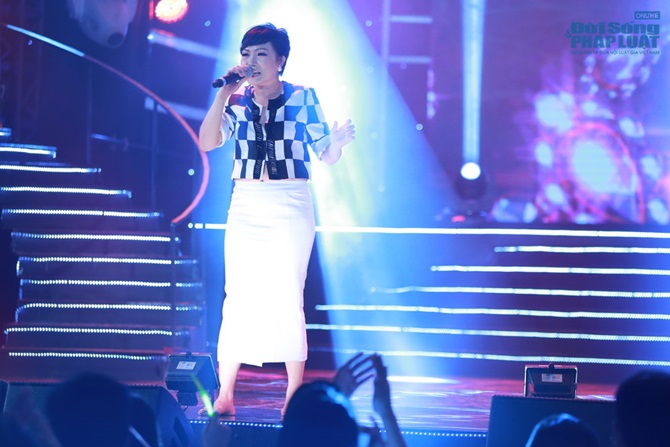 Phương Thanh chân trần hát cực sung trên sân khấu 