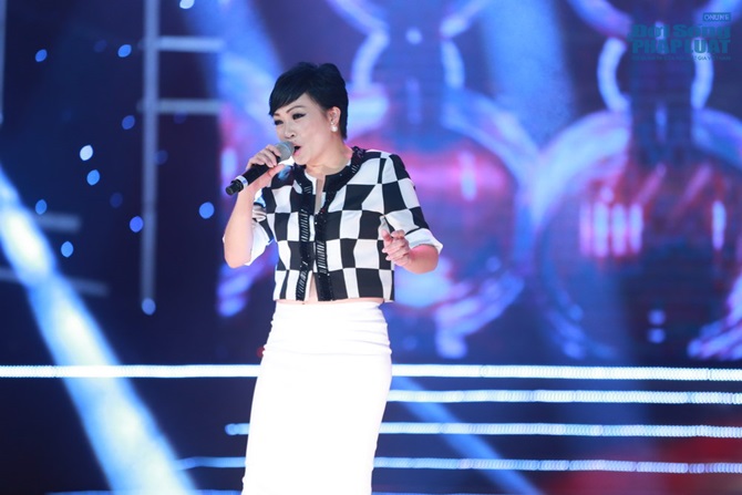 Phương Thanh chân trần hát cực sung trên sân khấu 