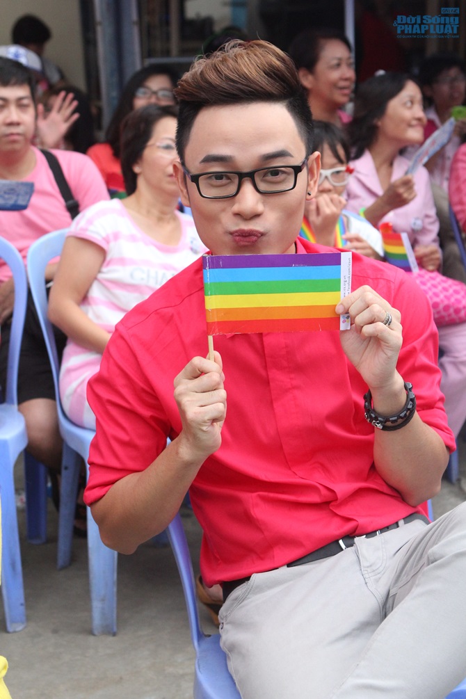John Huy Trần công khai giới tính trước hàng ngàn bạn trẻ LGBT