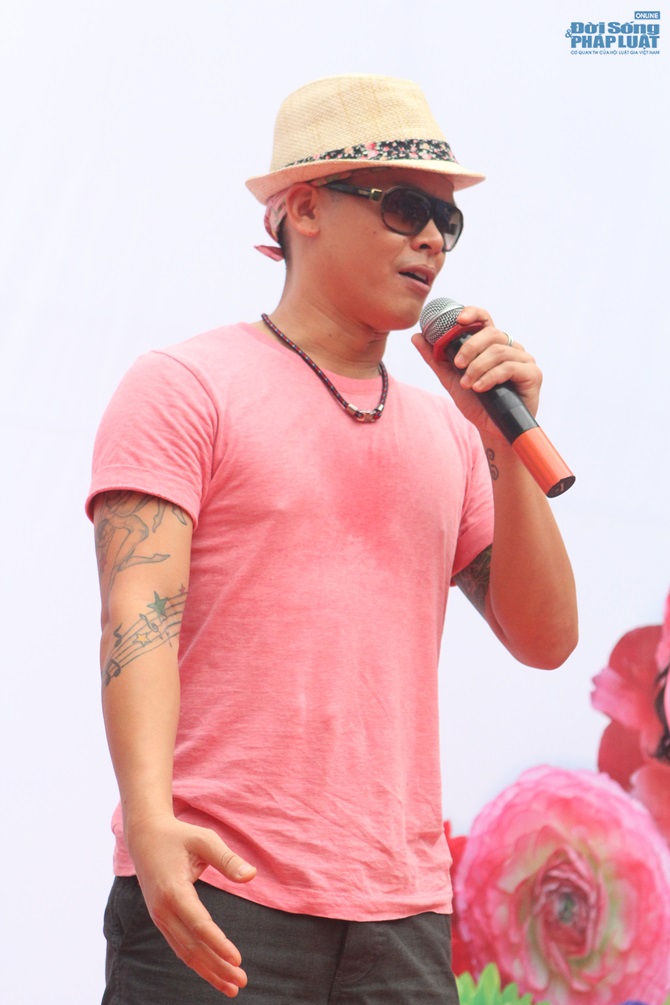 John Huy Trần công khai giới tính trước hàng ngàn bạn trẻ LGBT