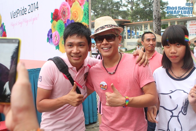 John Huy Trần công khai giới tính trước hàng ngàn bạn trẻ LGBT