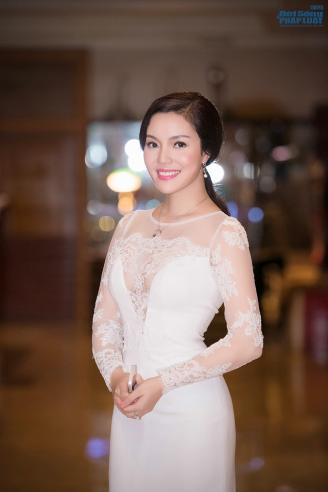 Ngọc Anh khoe 3 vòng siêu gợi cảm với váy mỏng tang 