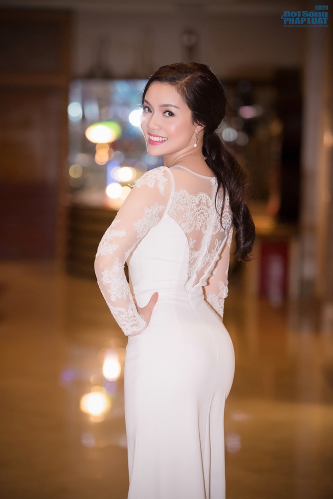 Ngọc Anh khoe 3 vòng siêu gợi cảm với váy mỏng tang 