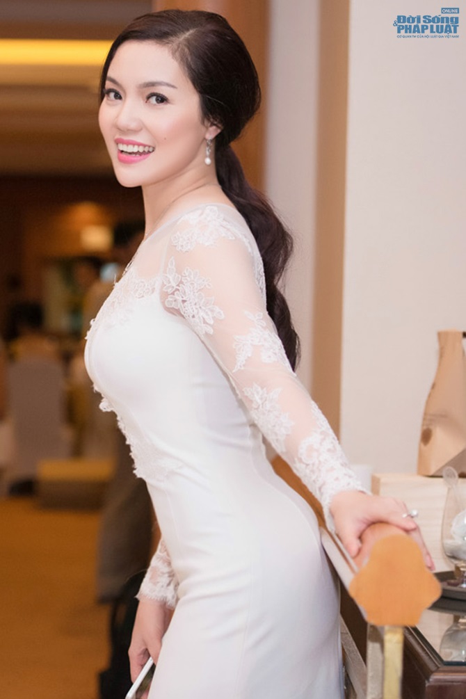 Ngọc Anh khoe 3 vòng siêu gợi cảm với váy mỏng tang 