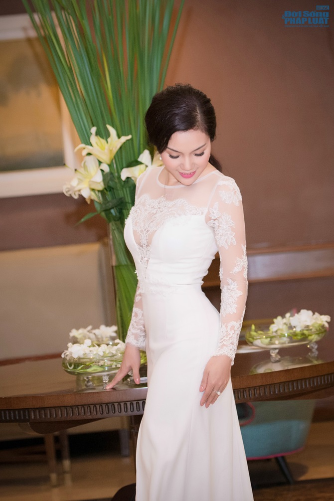 Ngọc Anh khoe 3 vòng siêu gợi cảm với váy mỏng tang 