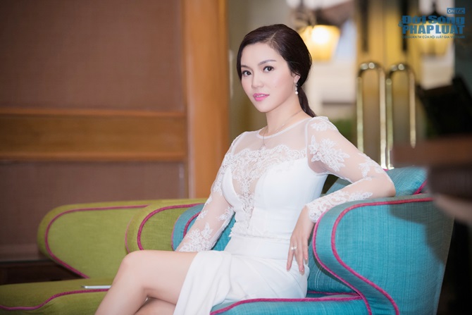 Ngọc Anh khoe 3 vòng siêu gợi cảm với váy mỏng tang 