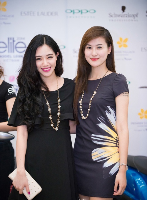 Hà Anh diện váy hở sườn táo bạo đi sự kiện