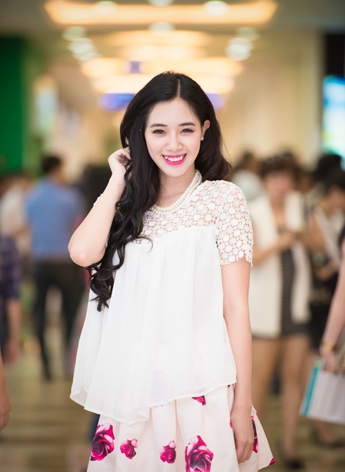 Hà Anh diện váy hở sườn táo bạo đi sự kiện