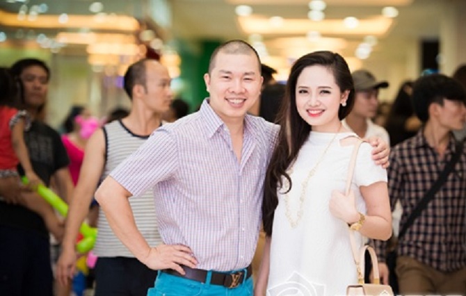 Hà Anh diện váy hở sườn táo bạo đi sự kiện