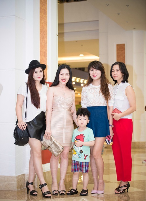 Hà Anh diện váy hở sườn táo bạo đi sự kiện