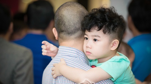 Hà Anh diện váy hở sườn táo bạo đi sự kiện