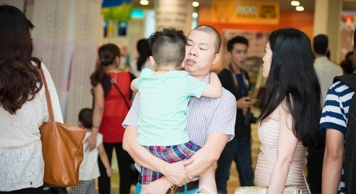 Hà Anh diện váy hở sườn táo bạo đi sự kiện