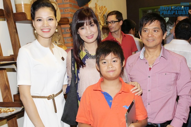 Hoa hậu Trần Thị Quỳnh rạng rỡ ngày trở thành bà chủ tiệm bánh