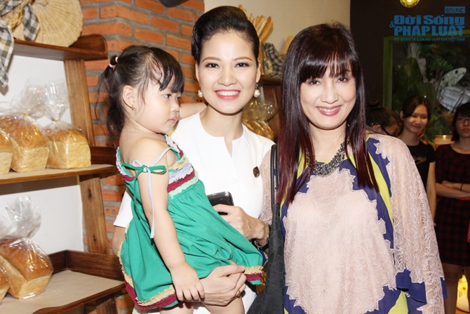 Hoa hậu Trần Thị Quỳnh rạng rỡ ngày trở thành bà chủ tiệm bánh