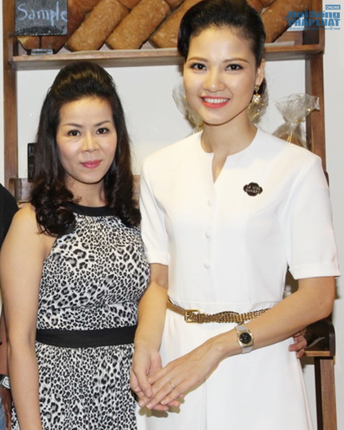 Hoa hậu Trần Thị Quỳnh rạng rỡ ngày trở thành bà chủ tiệm bánh