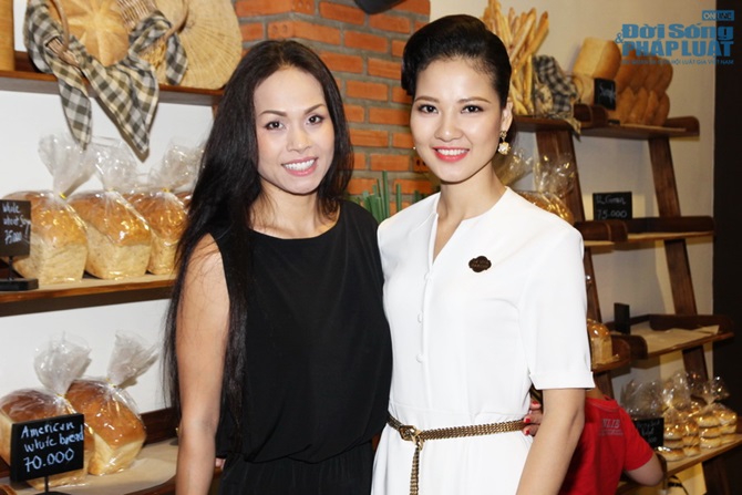 Hoa hậu Trần Thị Quỳnh rạng rỡ ngày trở thành bà chủ tiệm bánh