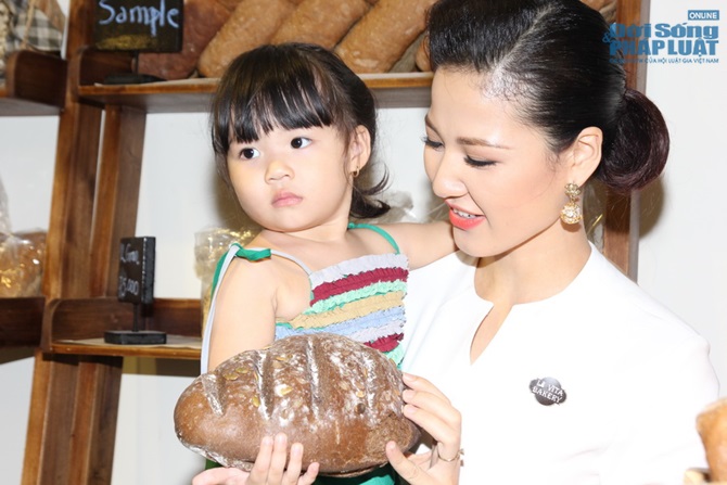 Hoa hậu Trần Thị Quỳnh rạng rỡ ngày trở thành bà chủ tiệm bánh