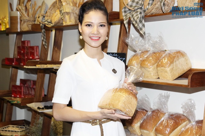 Hoa hậu Trần Thị Quỳnh rạng rỡ ngày trở thành bà chủ tiệm bánh