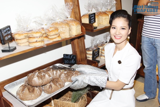Hoa hậu Trần Thị Quỳnh rạng rỡ ngày trở thành bà chủ tiệm bánh Hoa hậu Trần Thị Quỳnh rạng rỡ ngày trở thành bà chủ tiệm bánh